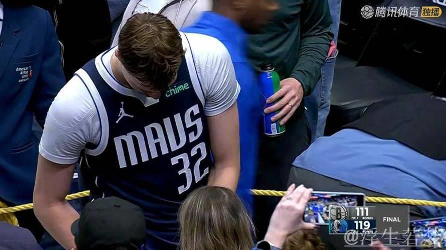 浓眉赛后送球衣给小球迷，单场轰24分14板3断3帽