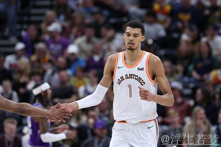 亚历山大截球反击，文班亚马防不住