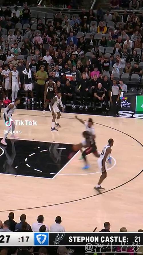 亚历山大截球反击，文班亚马防不住