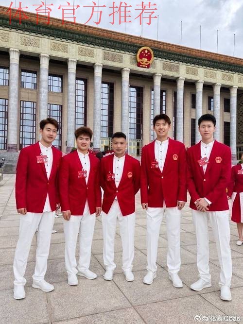 传承与祝福——中国男足与U12小球员亲切合影